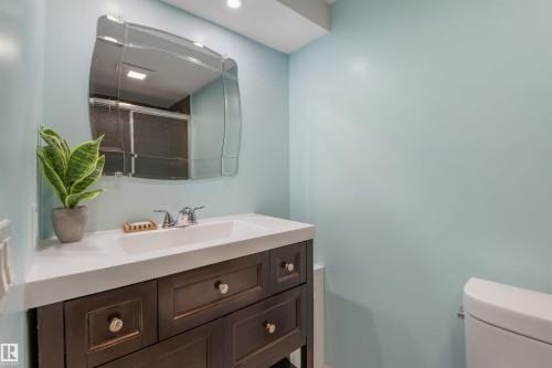 318 Grand Meadow Crescent Nw, Edmonton, AB - Indoor Photo Showing Bathroom