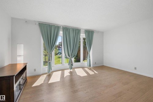 318 Grand Meadow Crescent Nw, Edmonton, AB - Indoor Photo Showing Other Room