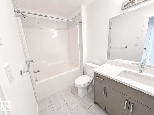 #38 7110 Keswick Cm Sw, Edmonton, AB - Indoor Photo Showing Bathroom