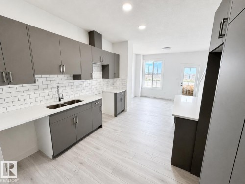#38 7110 Keswick Cm Sw, Edmonton, AB - Indoor Photo Showing Kitchen With Double Sink With Upgraded Kitchen