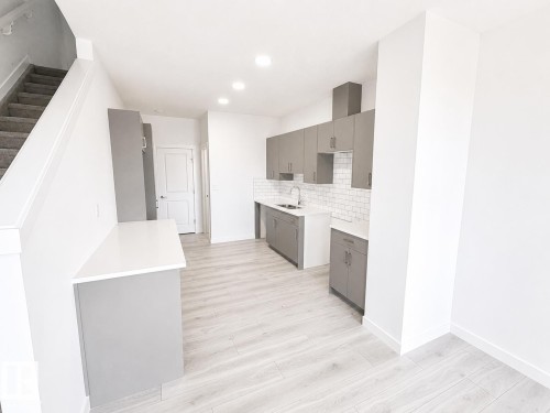 #38 7110 Keswick Cm Sw, Edmonton, AB - Indoor Photo Showing Kitchen