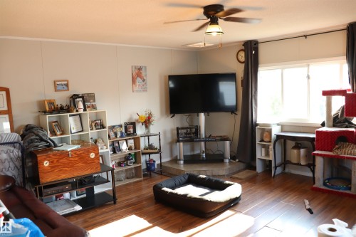 #54  4202 45 Street, Wetaskiwin, AB - Indoor Photo Showing Living Room