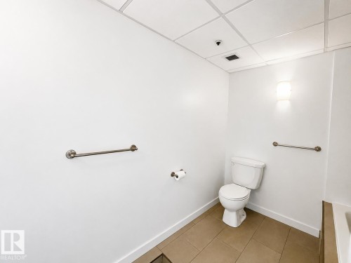 #702 10105 109 St Nw, Edmonton, AB - Indoor Photo Showing Bathroom