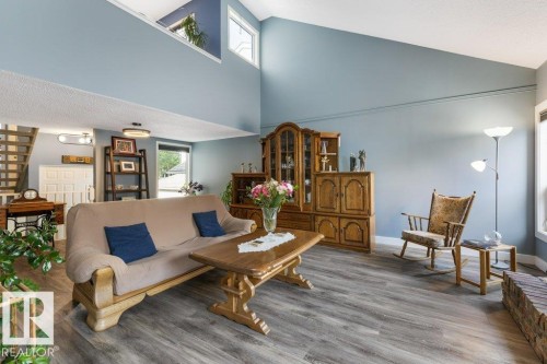 7 Whiteoaks Estates, St. Albert, AB - Indoor Photo Showing Living Room