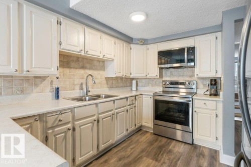 7 Whiteoaks Estates, St. Albert, AB - Indoor Photo Showing Kitchen With Double Sink