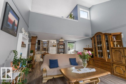 7 Whiteoaks Estates, St. Albert, AB - Indoor Photo Showing Living Room