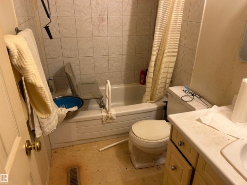 Image quality insufficient for description - 15020 116 Street, Edmonton, AB - Indoor Photo Showing Bathroom