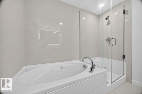 #605 9720 106 St Nw, Edmonton, AB - Indoor Photo Showing Bathroom