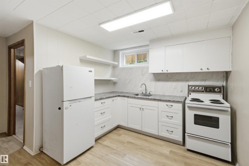 11424 41 Avenue Nw, Edmonton, AB - Indoor Photo Showing Kitchen