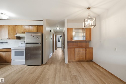 11424 41 Avenue Nw, Edmonton, AB - Indoor Photo Showing Kitchen