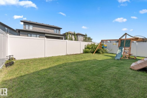 Expansive green lawn enclosed by white privacy fencing - 59 Willow Link, Fort Saskatchewan, AB - Outdoor