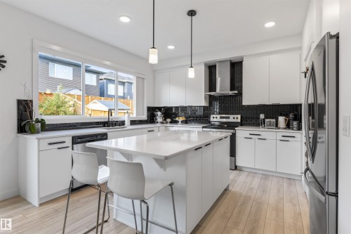 30 Riverhill Crescent, St. Albert, AB - Indoor Photo Showing Kitchen With Upgraded Kitchen
