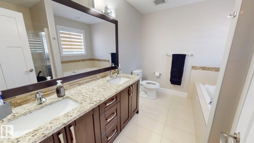 3621 Claxton Place Sw, Edmonton, AB - Indoor Photo Showing Bathroom