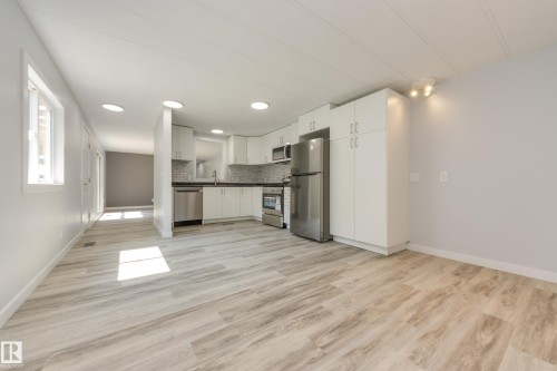 1913 West Royal Way Northwest, Edmonton, AB - Indoor Photo Showing Kitchen