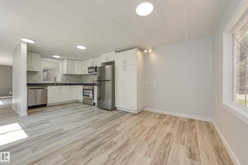 1913 West Royal Way Northwest, Edmonton, AB - Indoor Photo Showing Kitchen