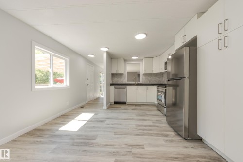 1913 West Royal Way Northwest, Edmonton, AB - Indoor Photo Showing Kitchen