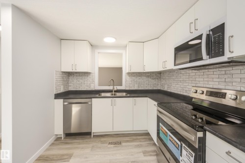 1913 West Royal Way Northwest, Edmonton, AB - Indoor Photo Showing Kitchen With Upgraded Kitchen