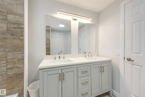 1913 West Royal Way Northwest, Edmonton, AB - Indoor Photo Showing Bathroom