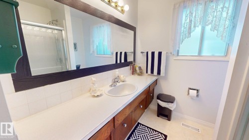43 Huron Drive, Leduc, AB - Indoor Photo Showing Bathroom