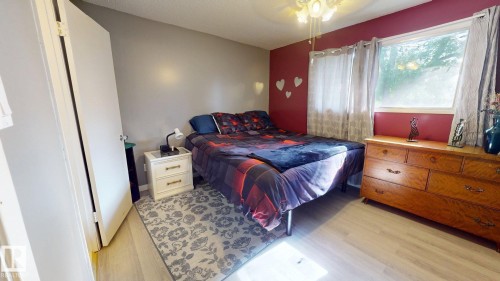 43 Huron Drive, Leduc, AB - Indoor Photo Showing Bedroom