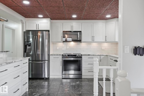 28 Sunnyside Crescent, St. Albert, AB - Indoor Photo Showing Kitchen With Upgraded Kitchen