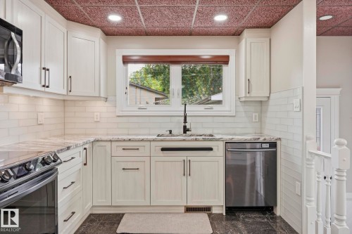28 Sunnyside Crescent, St. Albert, AB - Indoor Photo Showing Kitchen With Upgraded Kitchen