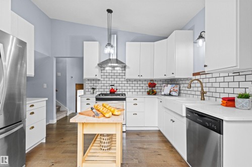 11427 35 Avenue Nw, Edmonton, AB - Indoor Photo Showing Kitchen With Upgraded Kitchen