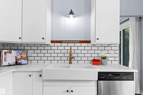 11427 35 Avenue Nw, Edmonton, AB - Indoor Photo Showing Kitchen