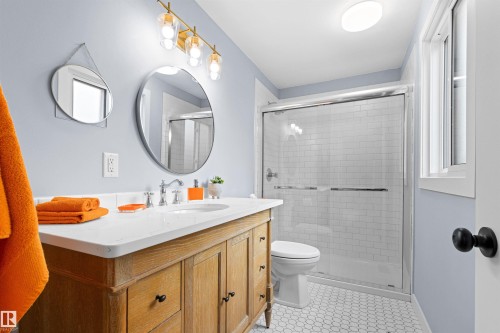 11427 35 Avenue Nw, Edmonton, AB - Indoor Photo Showing Bathroom