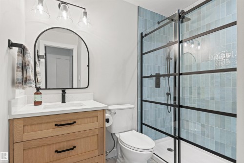 17532 55 Avenue Nw, Edmonton, AB - Indoor Photo Showing Bathroom