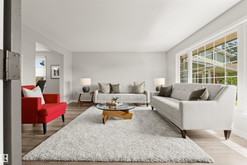 17532 55 Avenue Nw, Edmonton, AB - Indoor Photo Showing Living Room