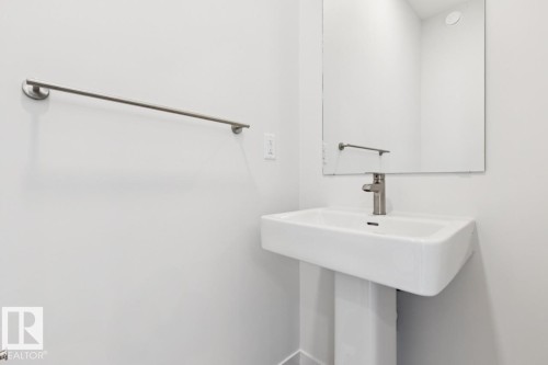 7444 Klapstein Crescent Sw, Edmonton, AB - Indoor Photo Showing Bathroom