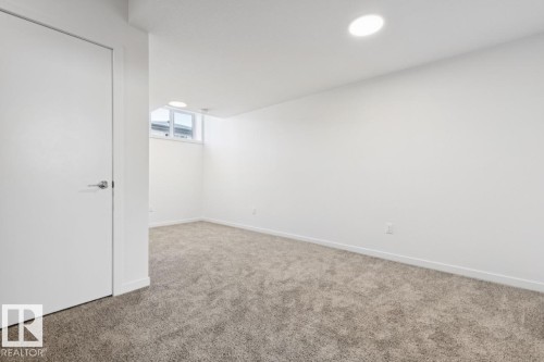 7444 Klapstein Crescent Sw, Edmonton, AB - Indoor Photo Showing Other Room