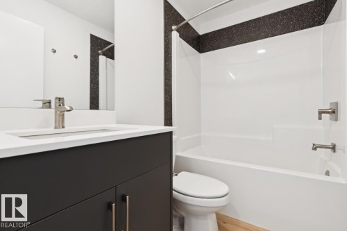 7444 Klapstein Crescent Sw, Edmonton, AB - Indoor Photo Showing Bathroom