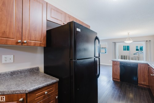 81 Haney Landing, Spruce Grove, AB - Indoor Photo Showing Kitchen