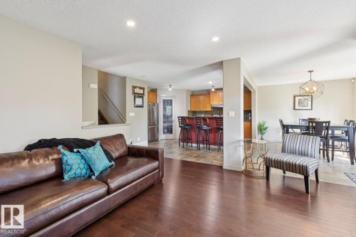 861 Graham Wynd, Edmonton, AB - Indoor Photo Showing Living Room