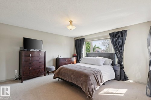 861 Graham Wynd, Edmonton, AB - Indoor Photo Showing Bedroom