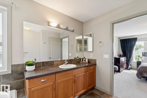 861 Graham Wynd, Edmonton, AB - Indoor Photo Showing Bathroom