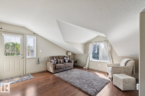 861 Graham Wynd, Edmonton, AB - Indoor Photo Showing Living Room