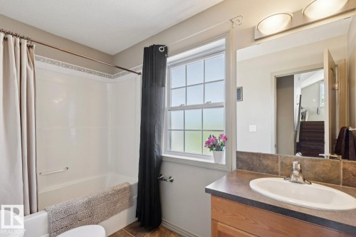 861 Graham Wynd, Edmonton, AB - Indoor Photo Showing Bathroom