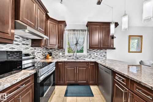 251 Dunvegan Road Nw, Edmonton, AB - Indoor Photo Showing Kitchen With Upgraded Kitchen