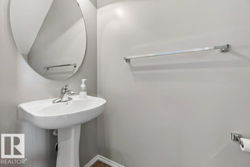 #7 8304 11 Av Sw, Edmonton, AB - Indoor Photo Showing Bathroom