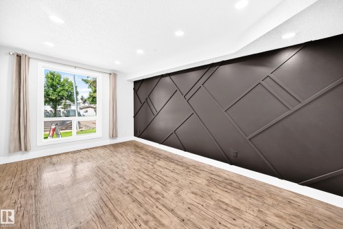 Accent wall featuring geometric paneling - 3119 144 Avenue Nw, Edmonton, AB - Indoor Photo Showing Other Room