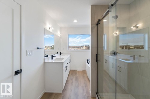 7449 Klapstein Crescent Sw, Edmonton, AB - Indoor Photo Showing Bathroom