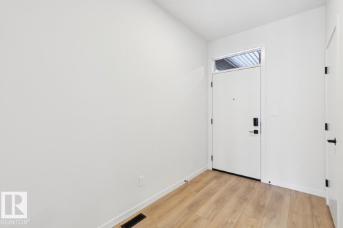 7449 Klapstein Crescent Sw, Edmonton, AB - Indoor Photo Showing Other Room