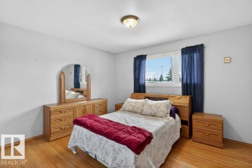5216 89 Avenue Nw, Edmonton, AB - Indoor Photo Showing Bedroom