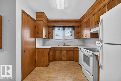 5216 89 Avenue Nw, Edmonton, AB - Indoor Photo Showing Kitchen With Double Sink
