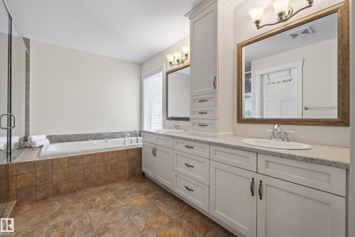 6311 Mann Place Nw, Edmonton, AB - Indoor Photo Showing Bathroom