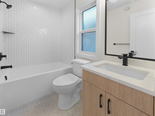 8136 77 Avenue Nw, Edmonton, AB - Indoor Photo Showing Bathroom