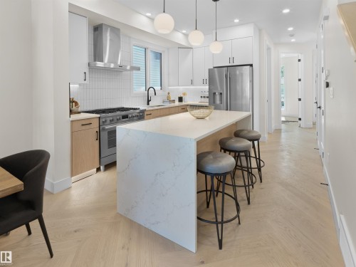 8136 77 Avenue Nw, Edmonton, AB - Indoor Photo Showing Kitchen With Upgraded Kitchen